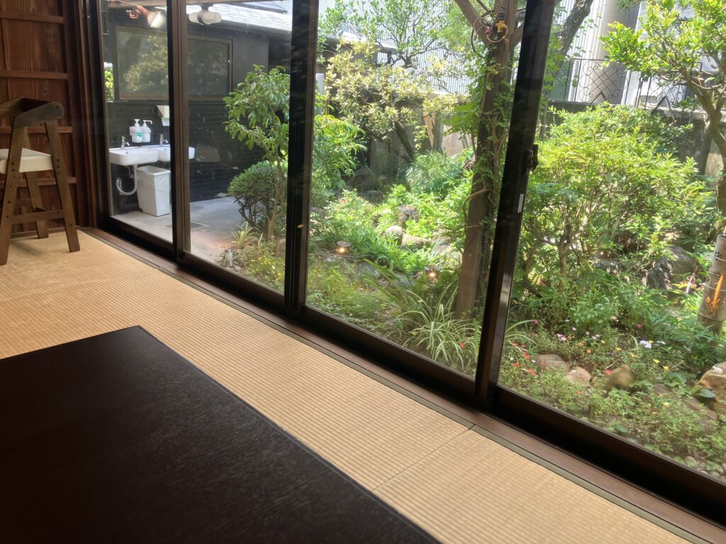 まるごと知多 チータープリン 中庭